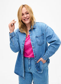 Løs jeansskjorte med brystlomme, Light blue denim, Model