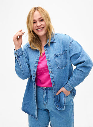 Løs jeansskjorte med brystlomme, Light blue denim, Model image number 0