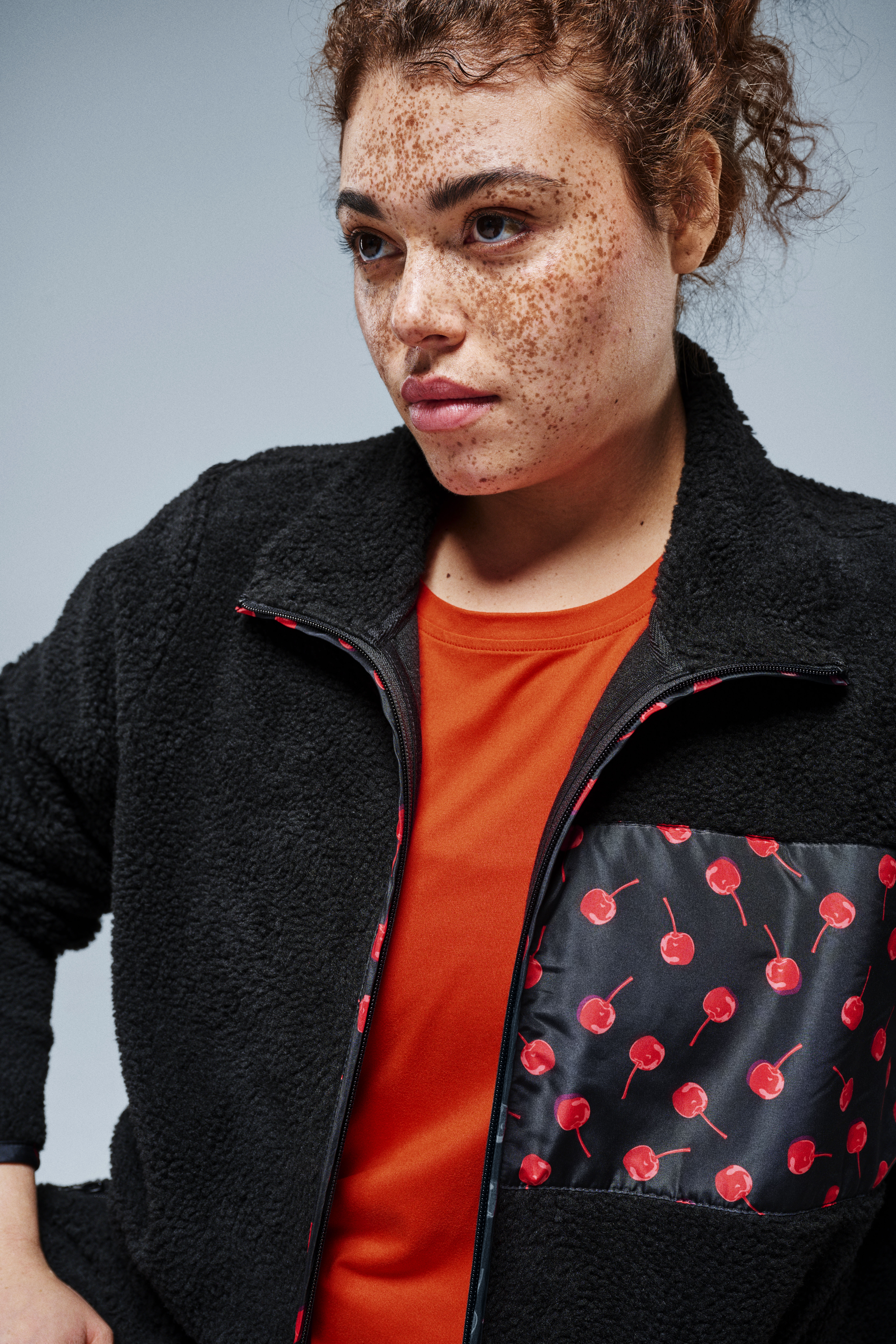 Zizzi Teddyfleecejakke med kirseb&aelig;rdetaljer, , Model