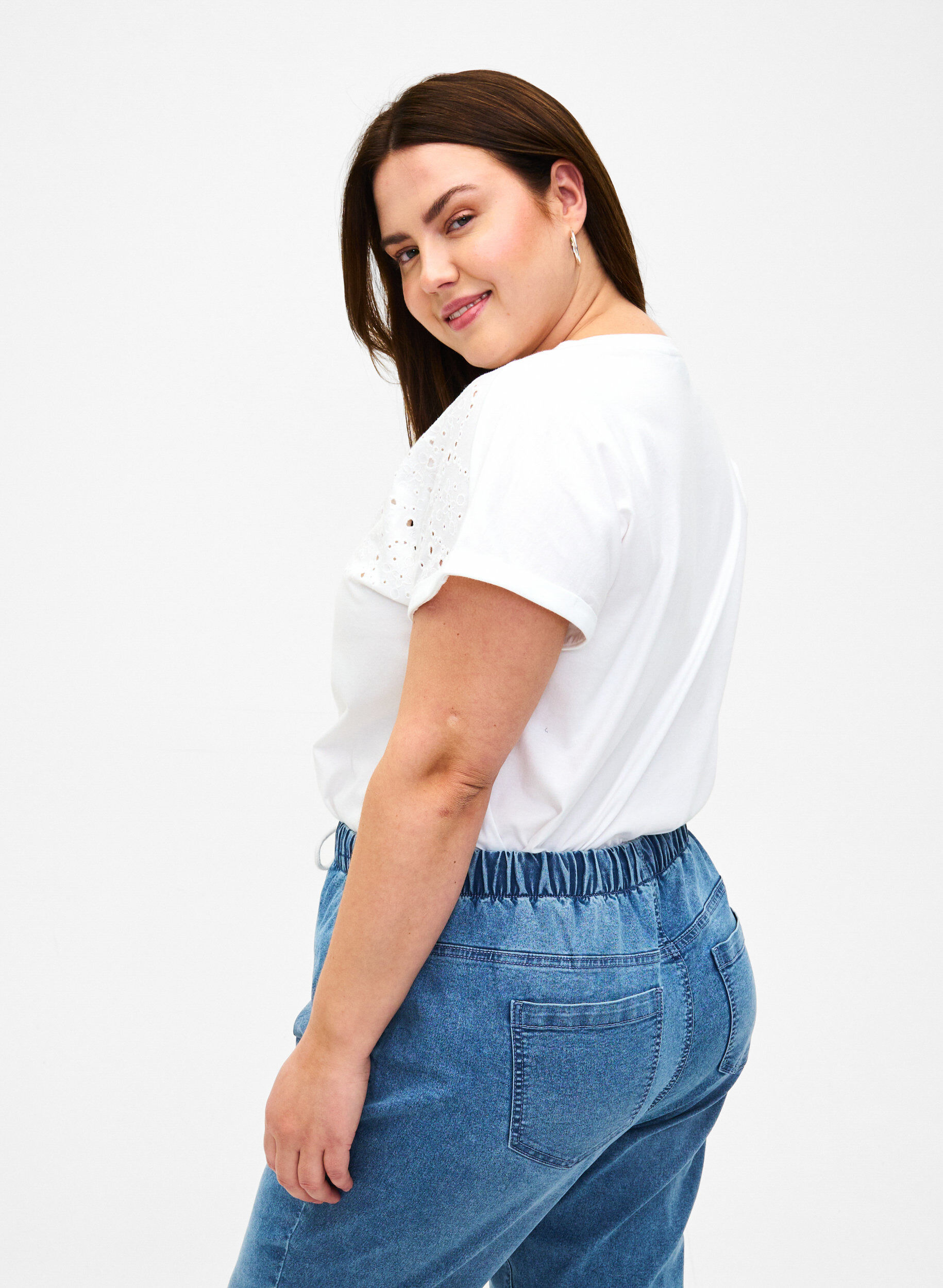 Zizzi T-skjorte i &oslash;kologisk bomull med engelsk broderi, Bright White, Model image number 1