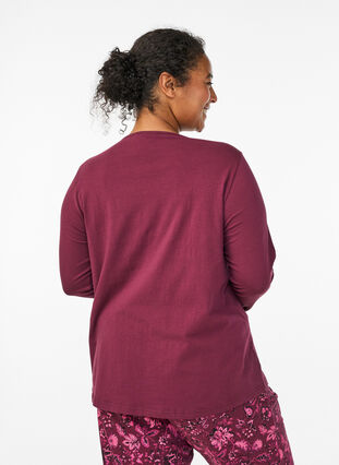 Zizzi Nattopp i bomull med frontprint, Mørk Bordeaux, Model image number 2