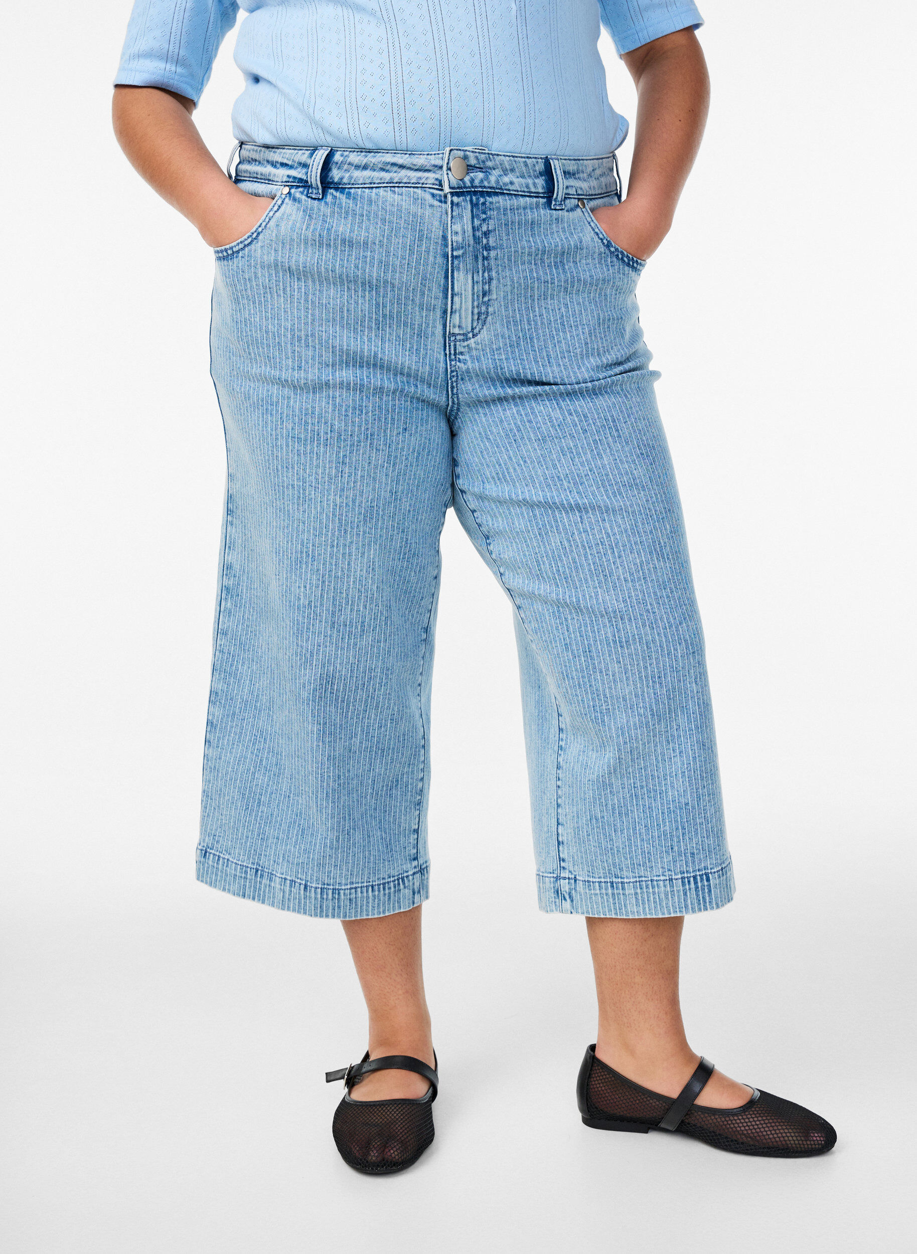 Zizzi Pinstripete jeans med vide ben i culotte-stil, Bl&aring;, Model image number 2