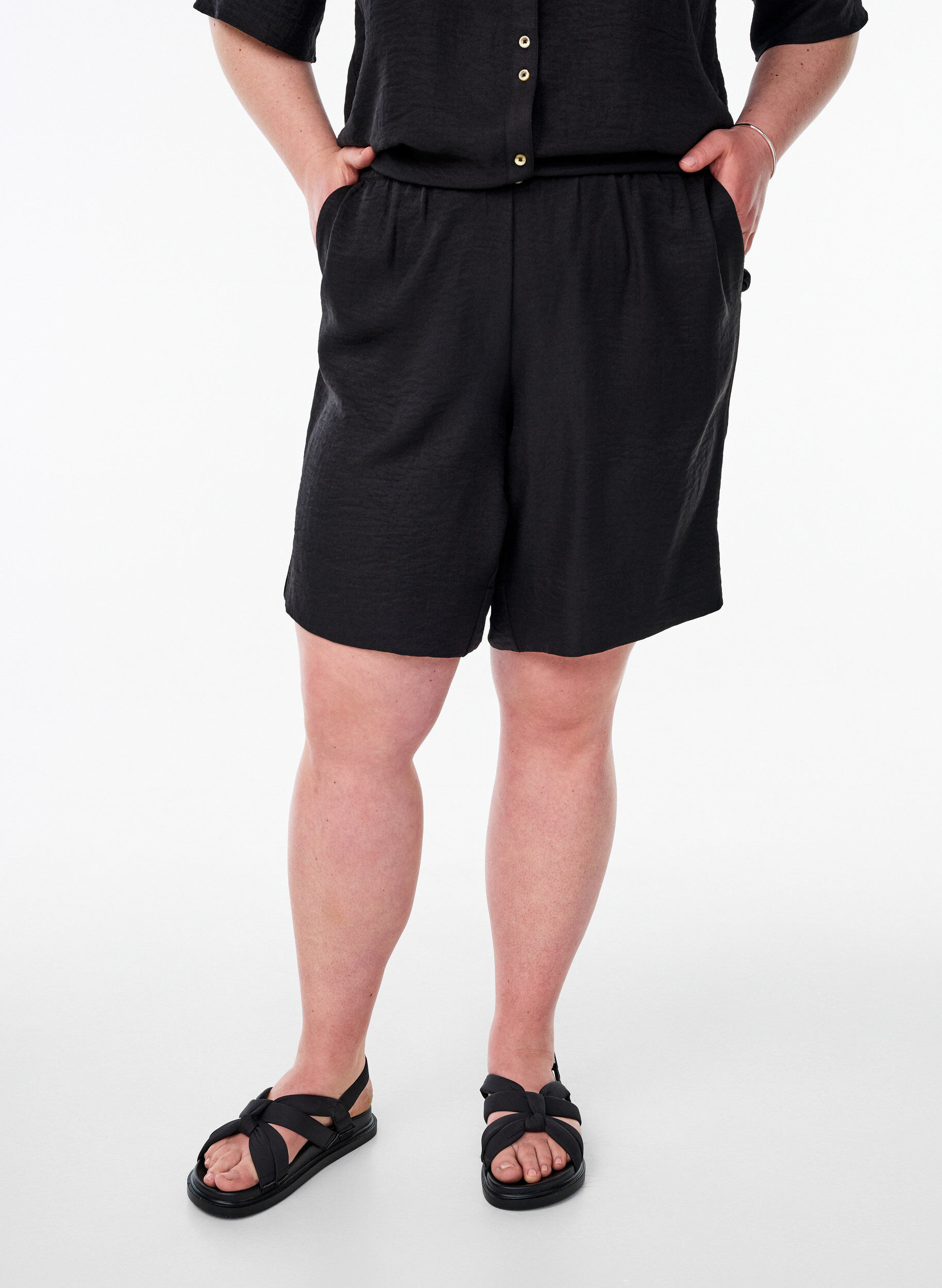 ZizziShorts med lommer og h&oslash;y midje, Svart, Model image number 3