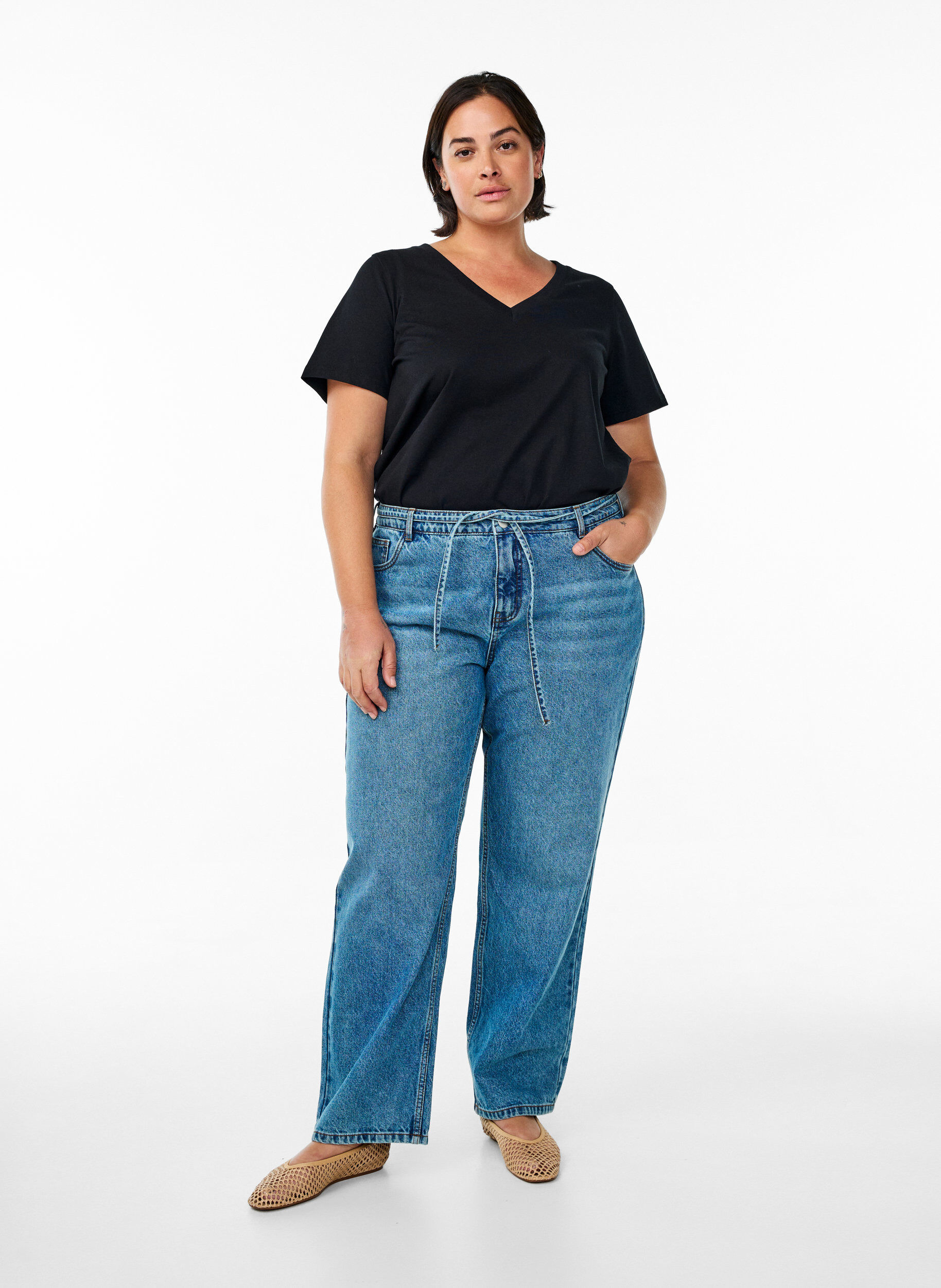 Zizzi Enkel T-skjorte i bomull med V-hals, Svart, Model image number 1