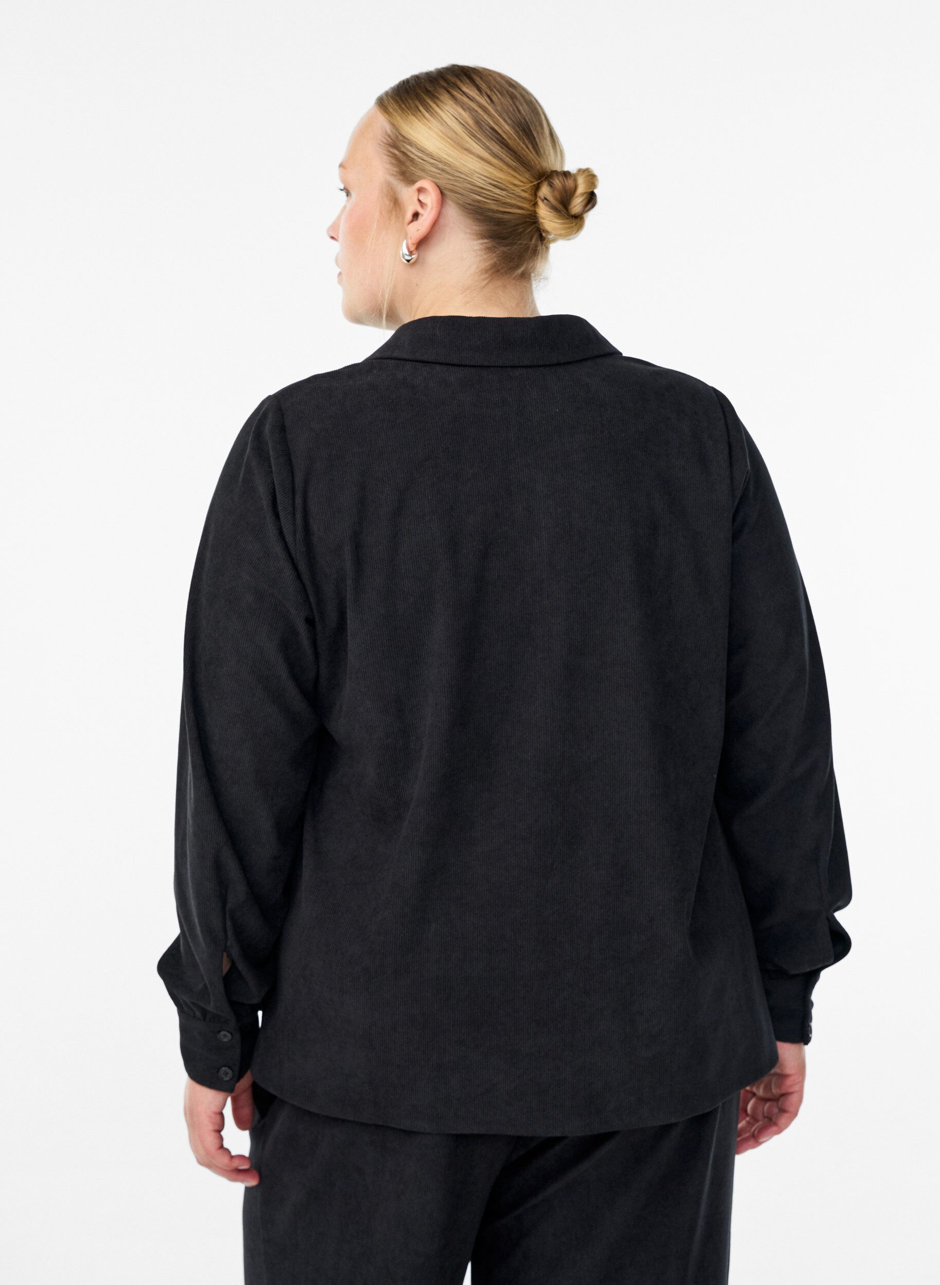 Zizzi Langermet skjortebluse i cordfl&oslash;yel, Svart, Model image number 2