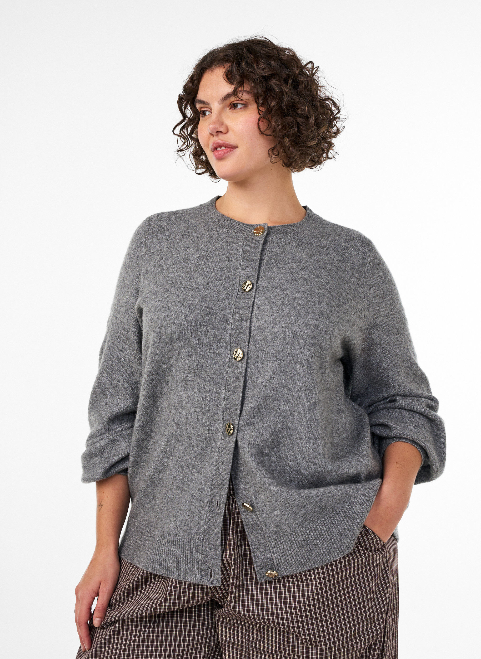Cardigan i myk strikk med gullfargede knapper, Gr&aring;, Model