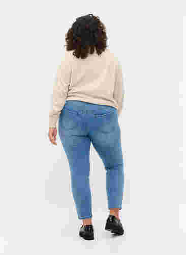 Cropped Emily jeans med broderi, Blue denim, Model image number 1