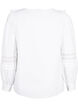 Bluse med ruffles og blondestrikk, Hvit, Packshot image number 1