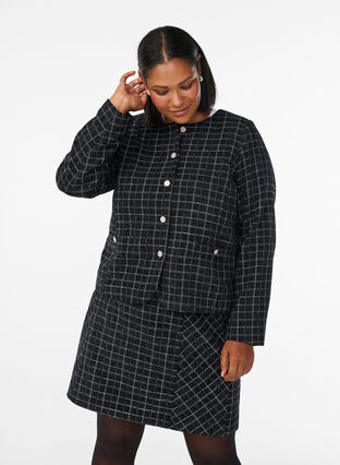 Zizzi Kort rutete bouclé-blazer med rund hals, Svart, Model image number 0