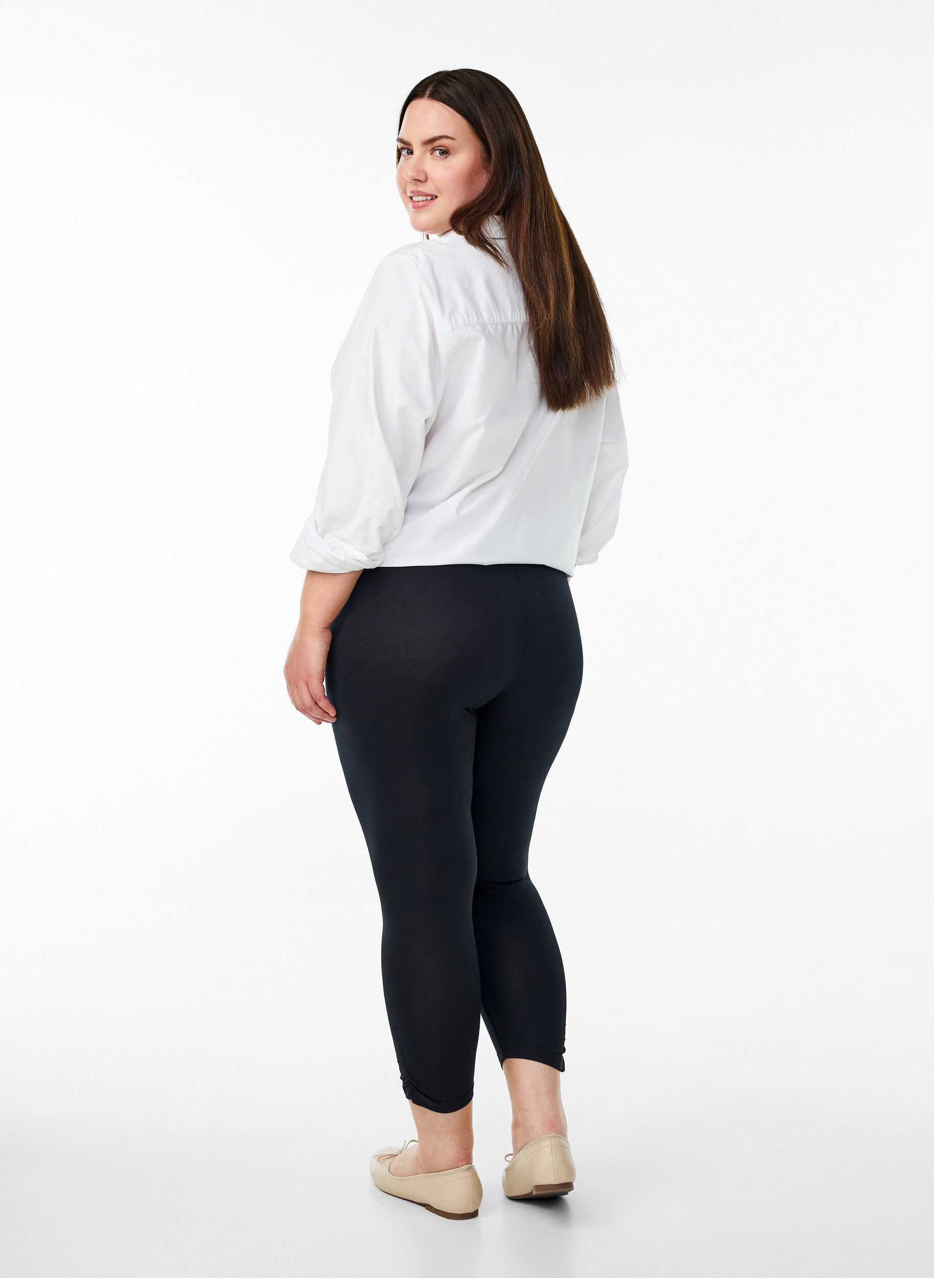 Zizzi Basis 3/4 leggings med rynkedetaljer, Svart, Model image number 2
