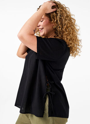 Kortermet bluse i bomullsblanding med lin og blondedetaljer, Black, Model image number 2