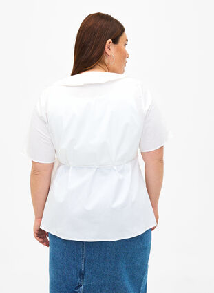 Kortermet bluse med volangdetaljer, Bright White, Model image number 1