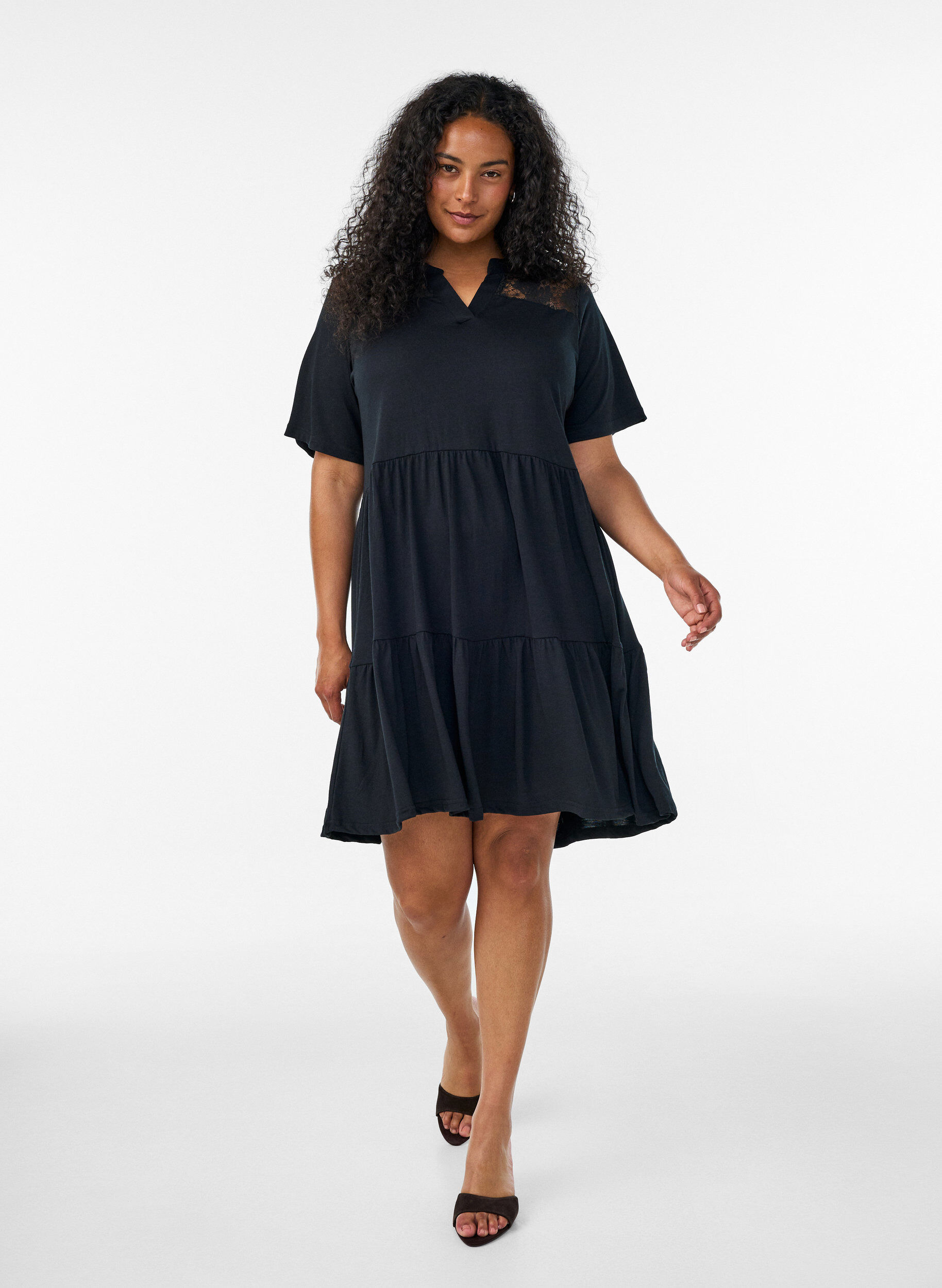 ZizziJerseykjole med blondedetaljer og et lagdelt skj&oslash;rt, Svart, Model image number 1