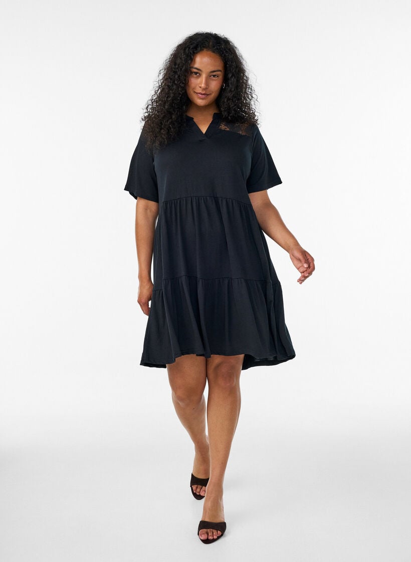 Jerseykjole med blondedetaljer og et lagdelt skj&oslash;rt, Svart, Model image number 1