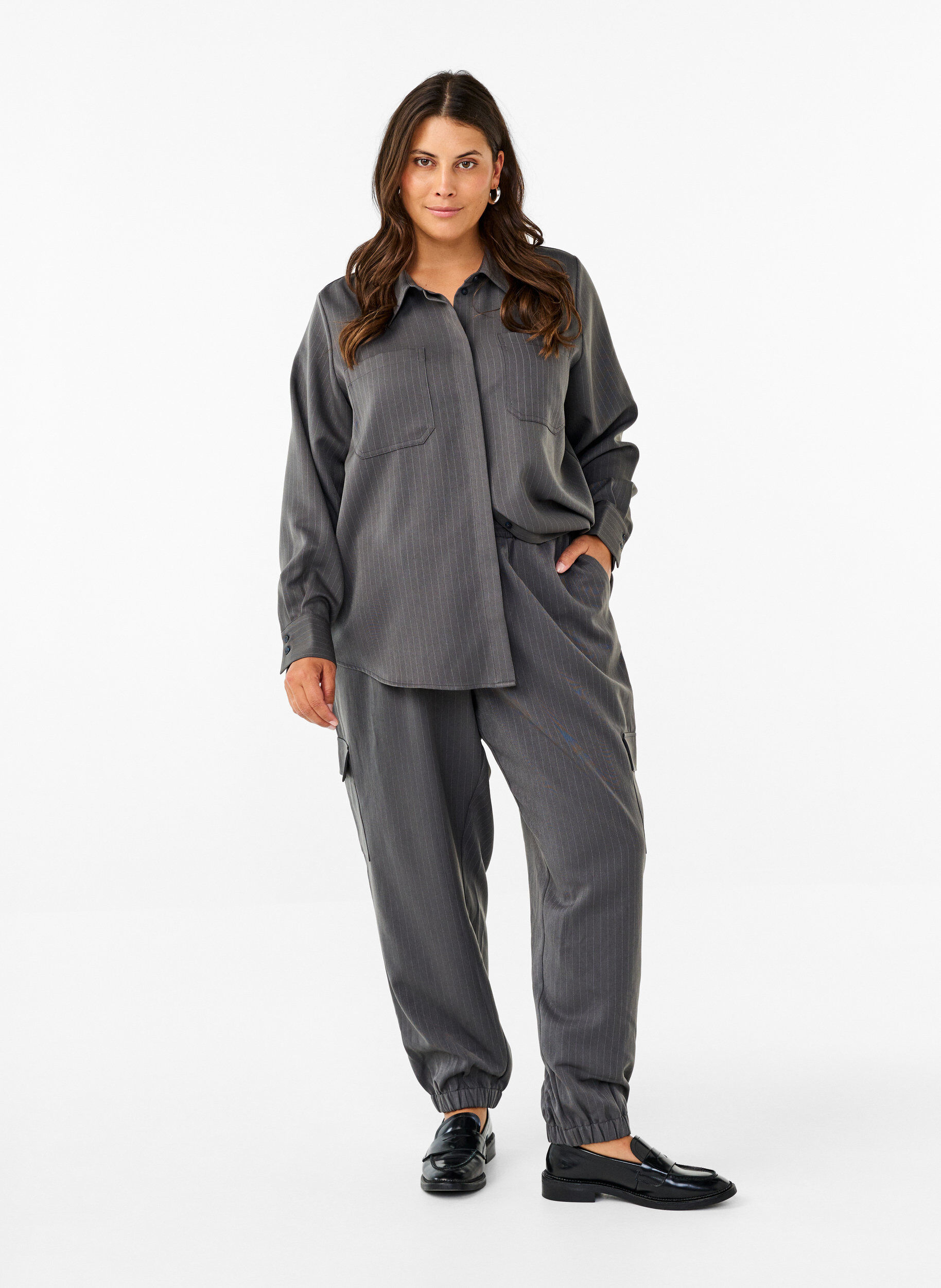 Zizzi Skjorte med n&aring;lestriper, krage og brystlommer, Dark Shadow Pin St., Model image number 2