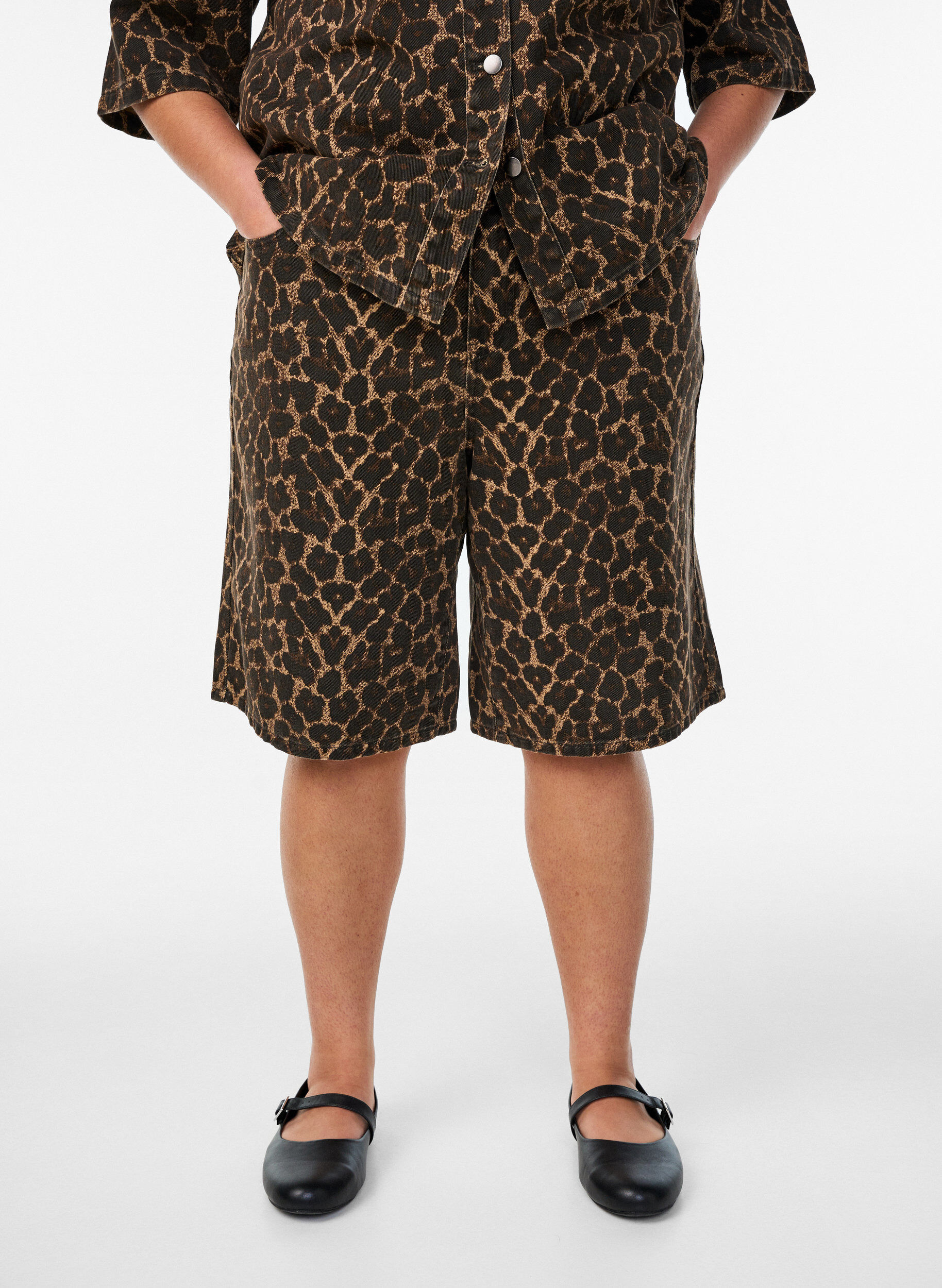 Zizzi Leopardm&oslash;nstret denim Bermudashorts, Brun, Model image number 3