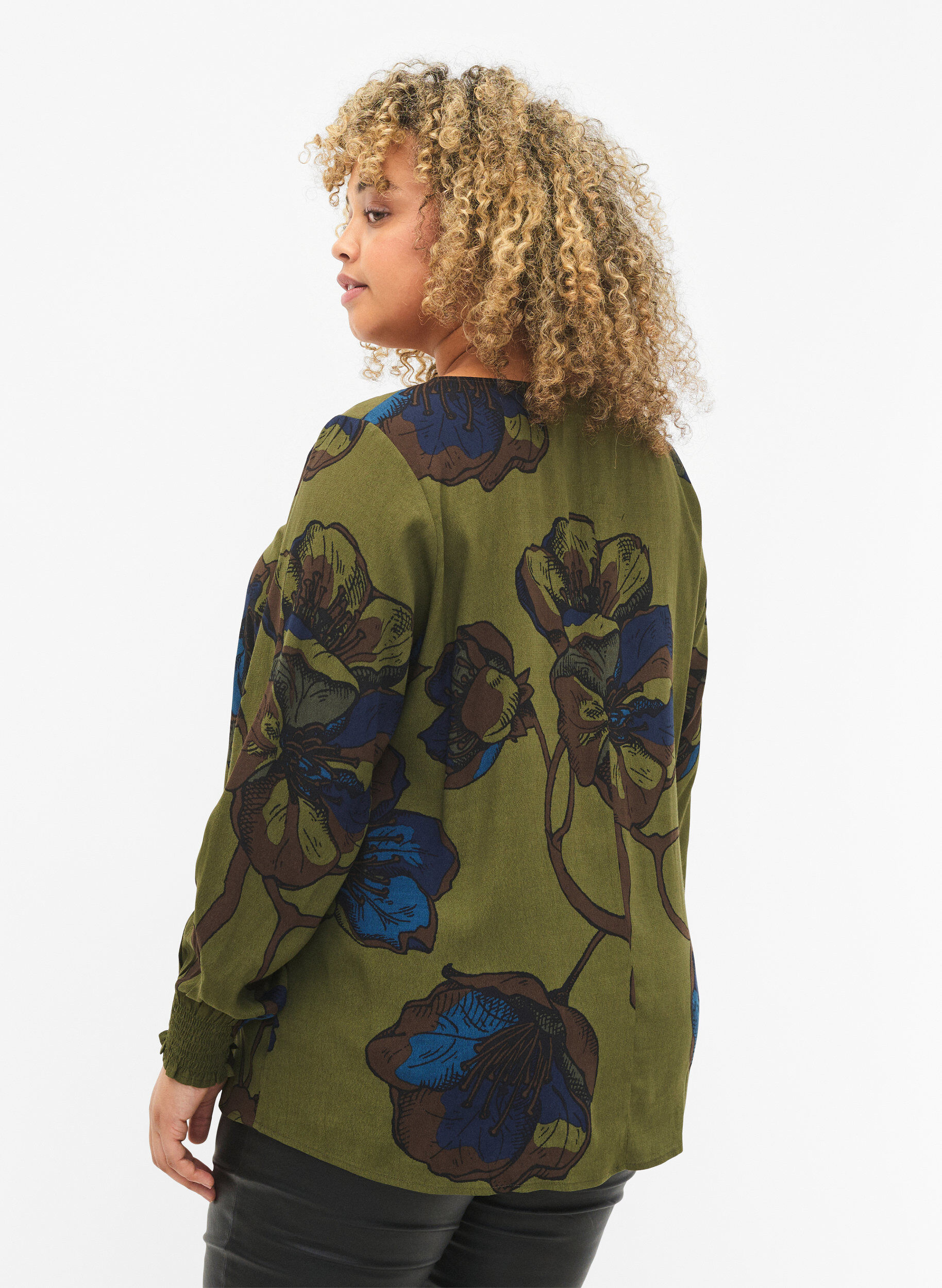 Zizzi Bluse i viskose med lange ermer og blomstertrykk	, Green Big Flower, Model image number 1