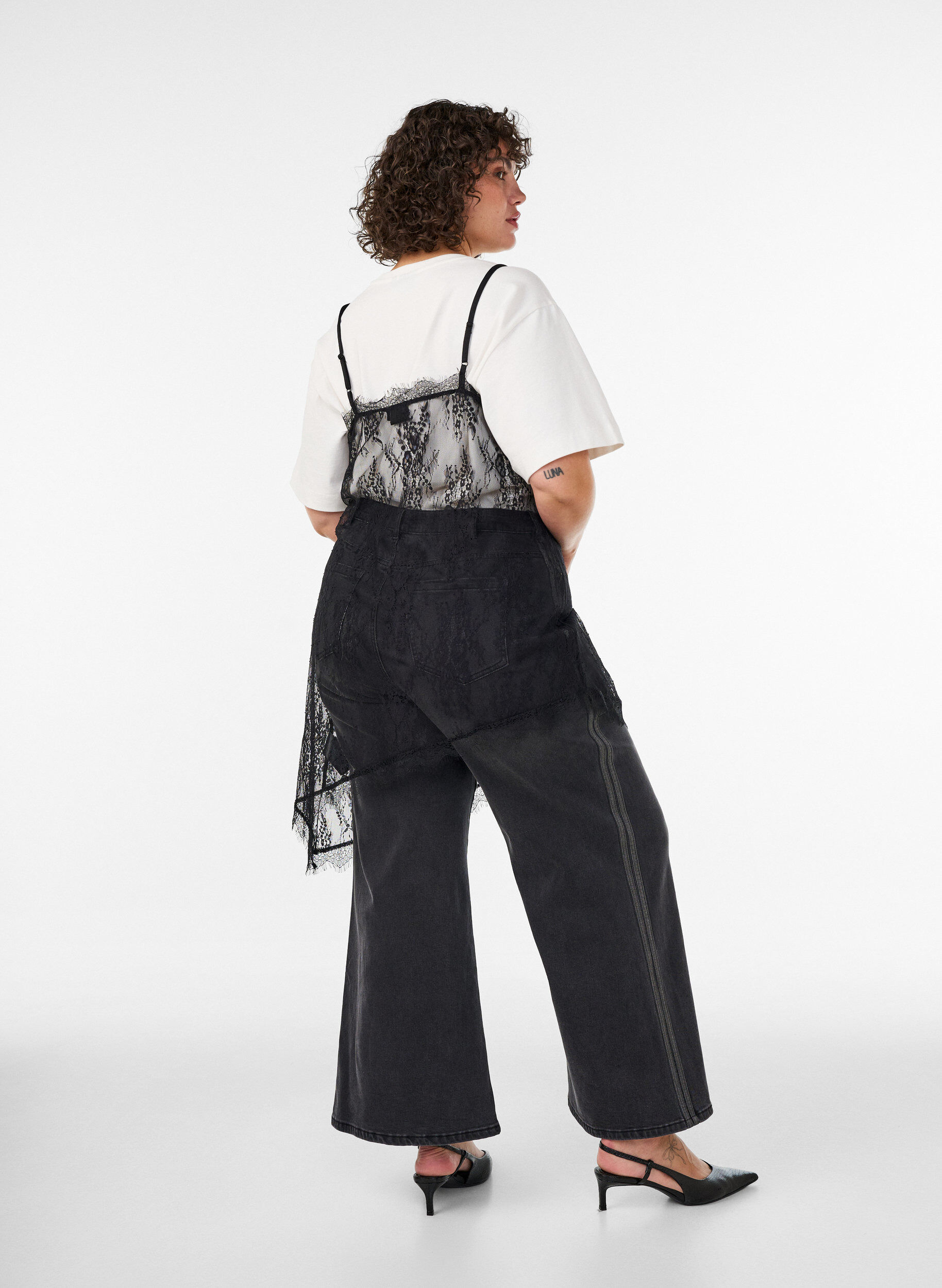 ZizziBlondekjole med asymmetrisk snitt, Svart, Model image number 2