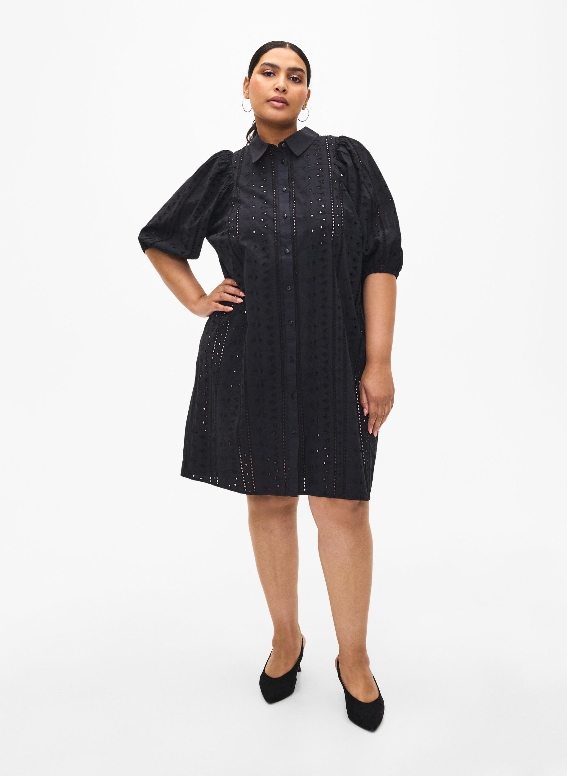 Zizzi Skjortekjole i bomull med broderi anglaise, Black, Model image number 2