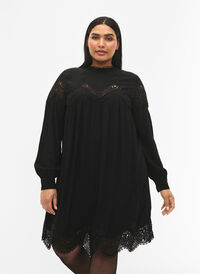 Kjole i viskose med broderte detaljer, Black, Model