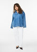 Loose fit denim bluse med krage og V-hals, Blå, Model image number 1