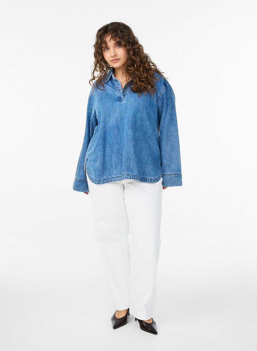 Loose fit denim bluse med krage og V-hals, Blå, Model image number 1