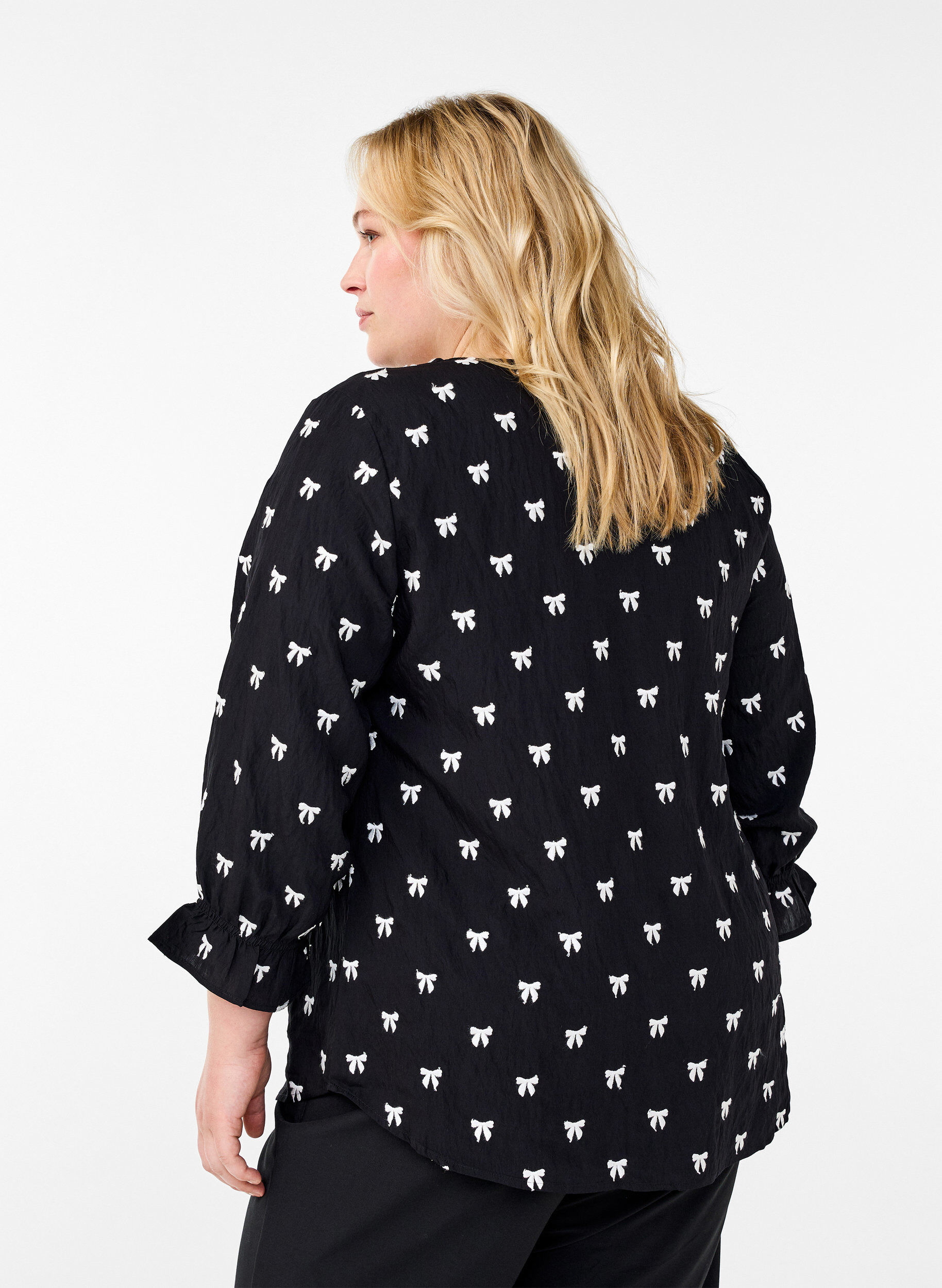 Zizzi Bluse med sl&oslash;yfer og 3/4-ermer, Black White Bow, Model image number 1