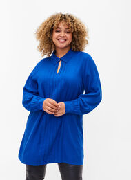 Langermet bluse i viskose med skjortekrage, Surf the web, Model
