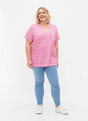 Blomstrete bomulls T-skjorte med V-hals, Shocking Pink AOP, Model image number 2