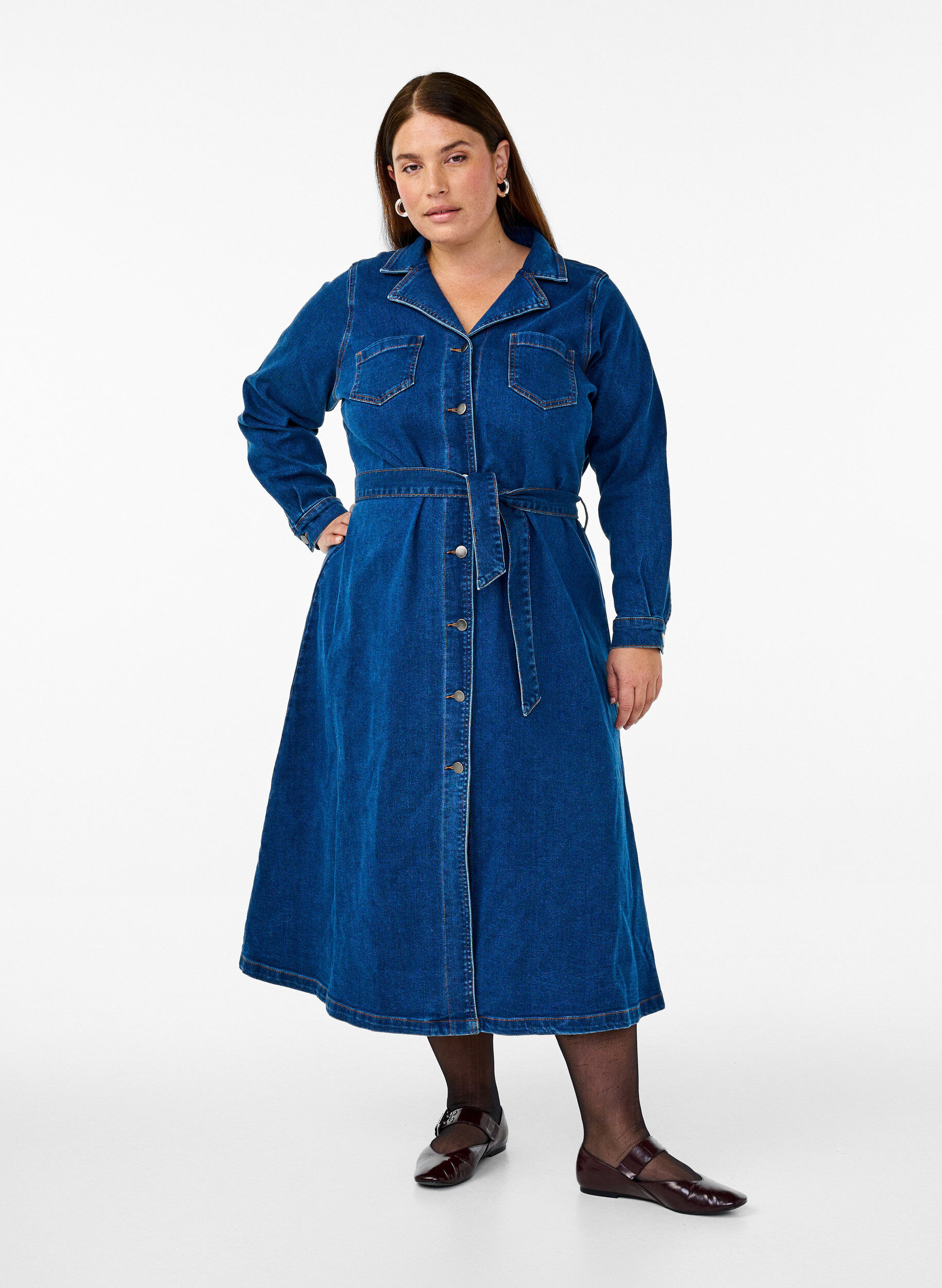 Zizzi Midiskjortekjole i denim med belte, Dark Blue Denim, Model image number 0