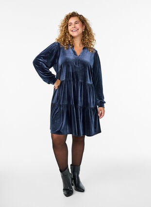 Zizzi Kort velourkjole med volangkrage og lange ermer, Blå, Model image number 1