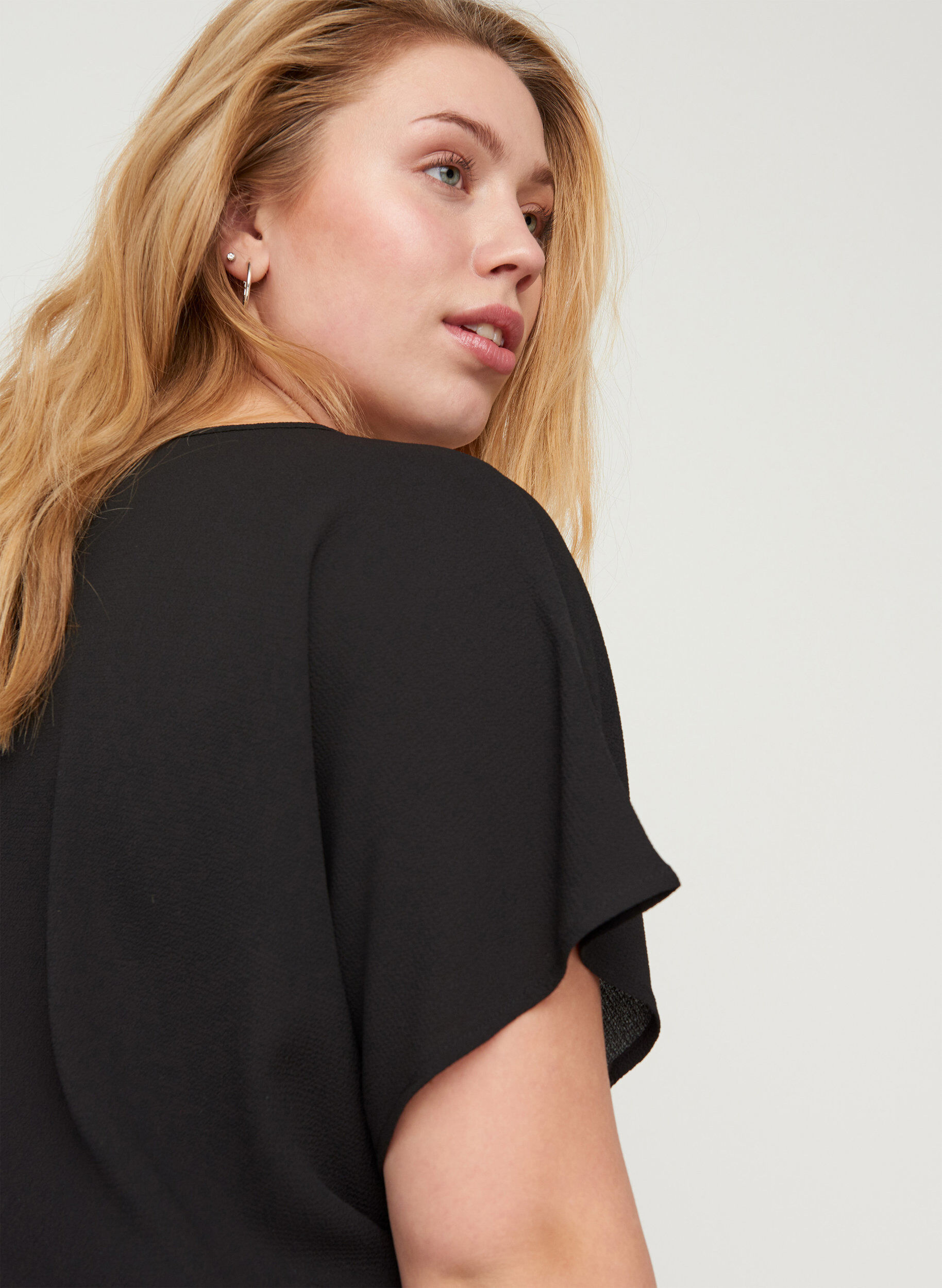 ZizziKortermet bluse med rund hals, Svart, Model image number 3