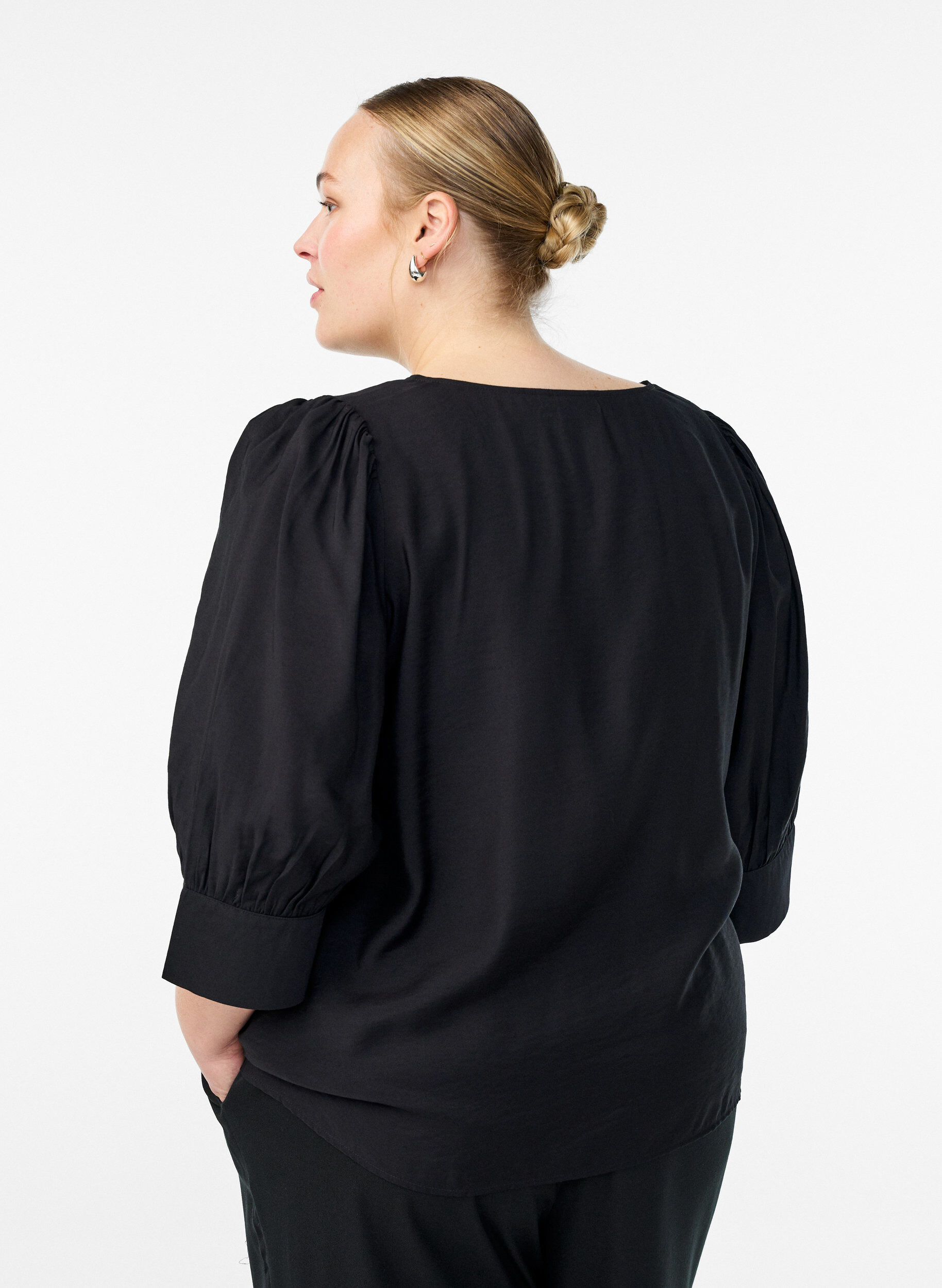 Zizzi Bluse med V-hals og 3/4-ermer, Svart, Model image number 2