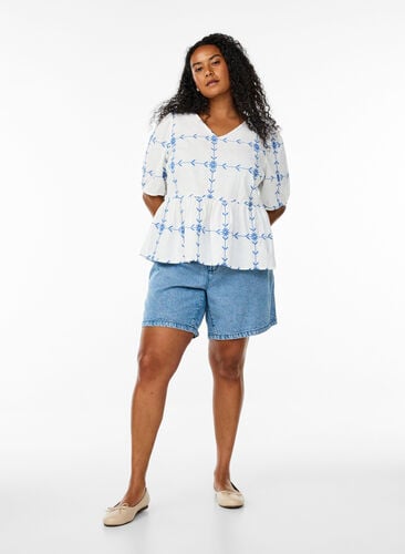 Zizzi Kortermet bluse med v-hals og broderi, Hvit, Model image number 1