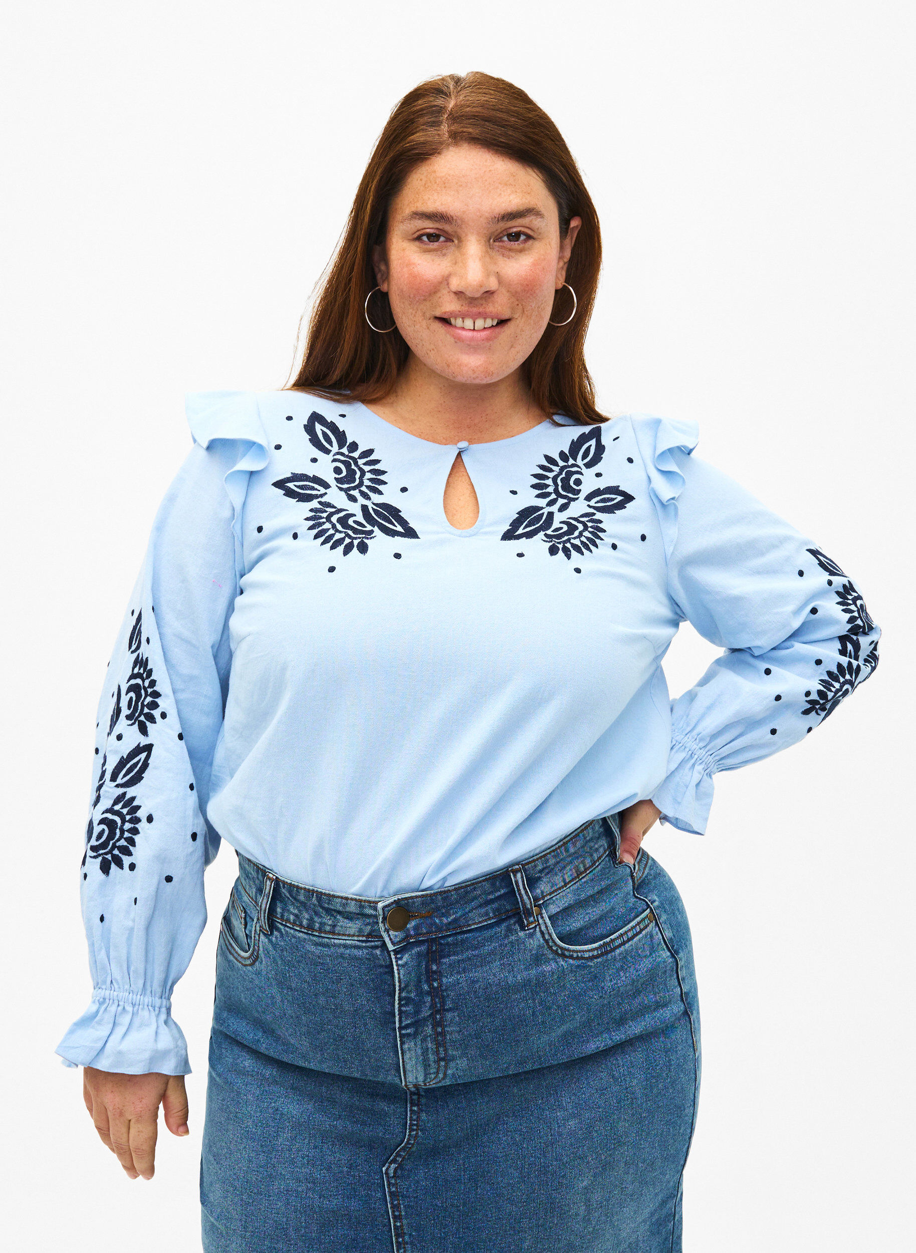 Zizzi Bomullsbluse med broderi og volanger, Bl&aring;, Model image number 0