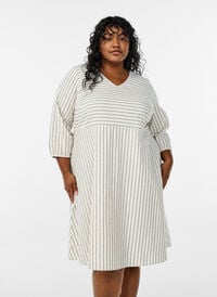Knelang kjole med striper og 3/4 ermer, Vanilje Knelang kjole med striper og 3/4 ermer, Vanilje, Model