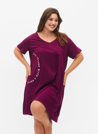 Organisk bomull nattkjole med V-hals , Dark Purple W. Be, Model