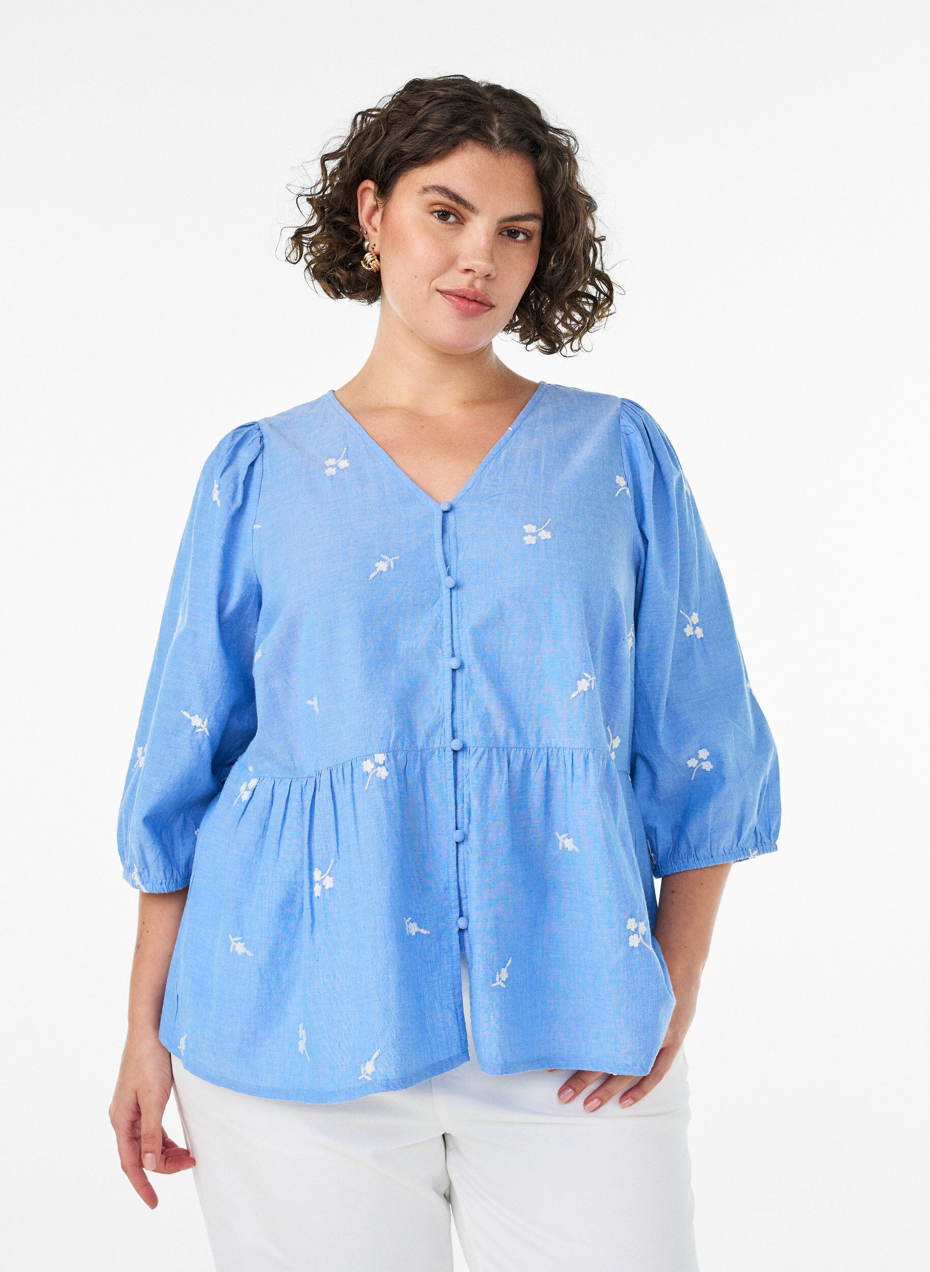 Bluse i bomull med broderte blomster og knappelukking, Bl&aring;, Model