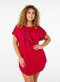 Kortermet nattkjole med teksttrykk, Rød Kortermet nattkjole med teksttrykk, Rød, Model