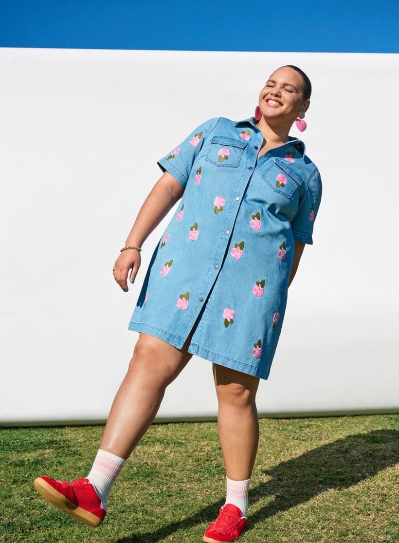 Denimkjole med blomster, , Model