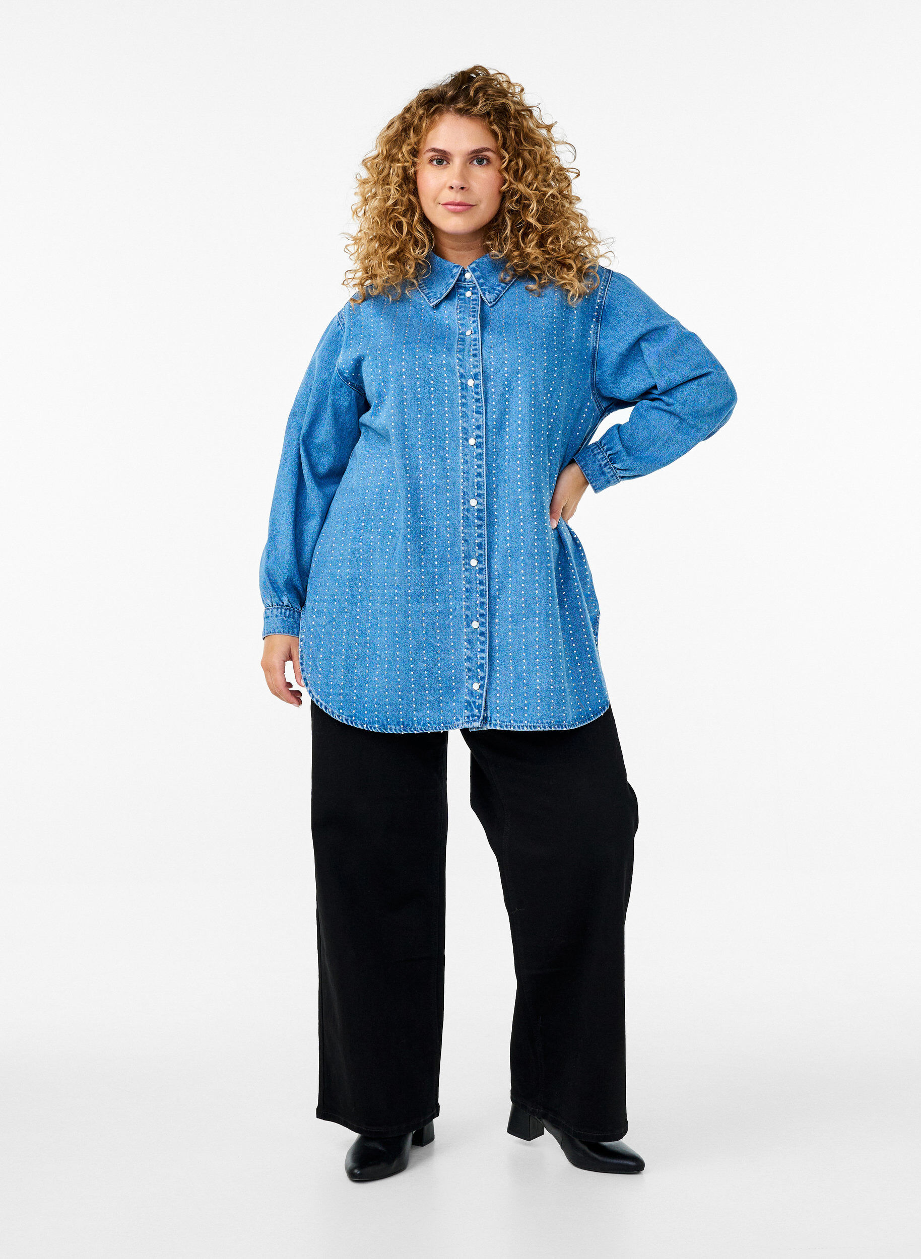 Zizzi Denimskjorte med rhinesteiner, Light Blue Denim, Model image number 2
