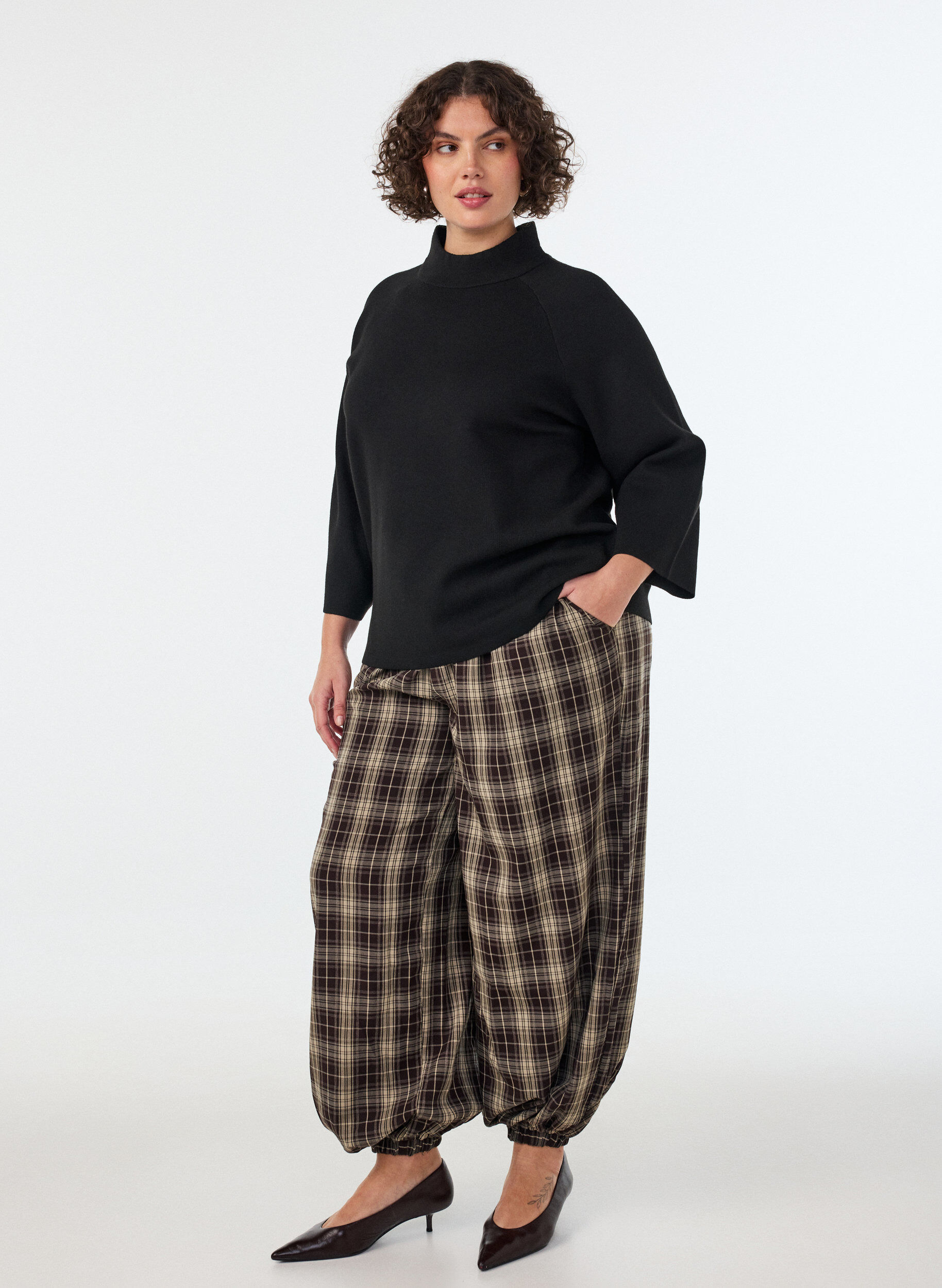 ZizziStrikkebluse i viskoseblanding med rullehals, Svart, Model image number 1