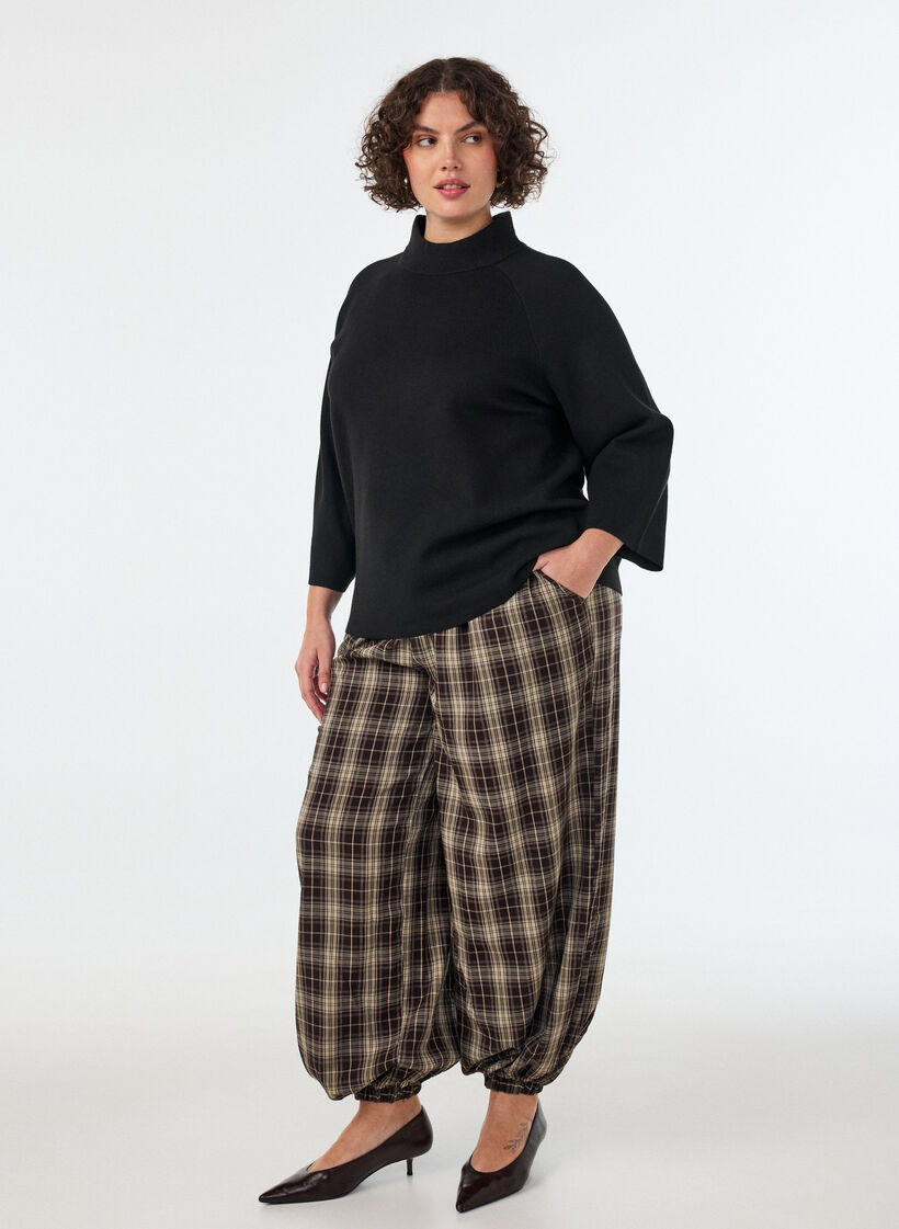 Strikkebluse i viskoseblanding med rullehals, Svart, Model image number 1