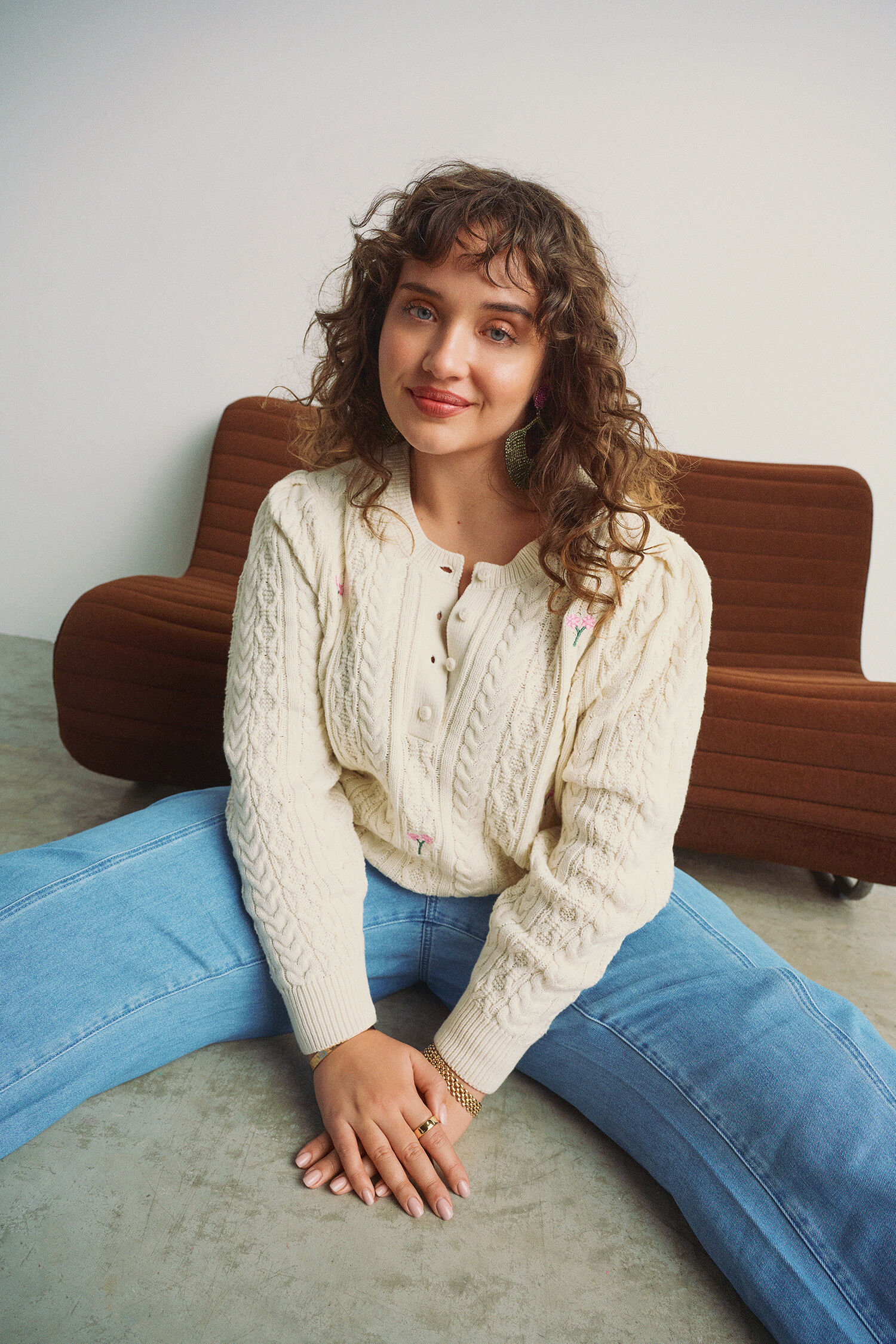 Zizzi Strikkebluse med broderte blomster, , Model