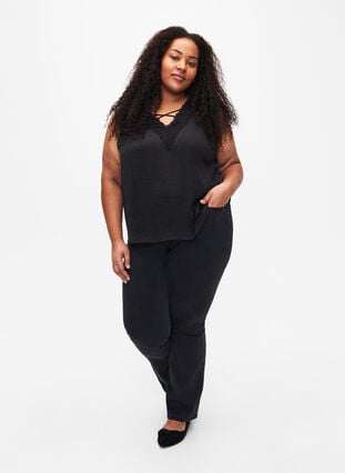 Zizzi Topp med blonder og kryssdetaljer, Black, Model image number 2