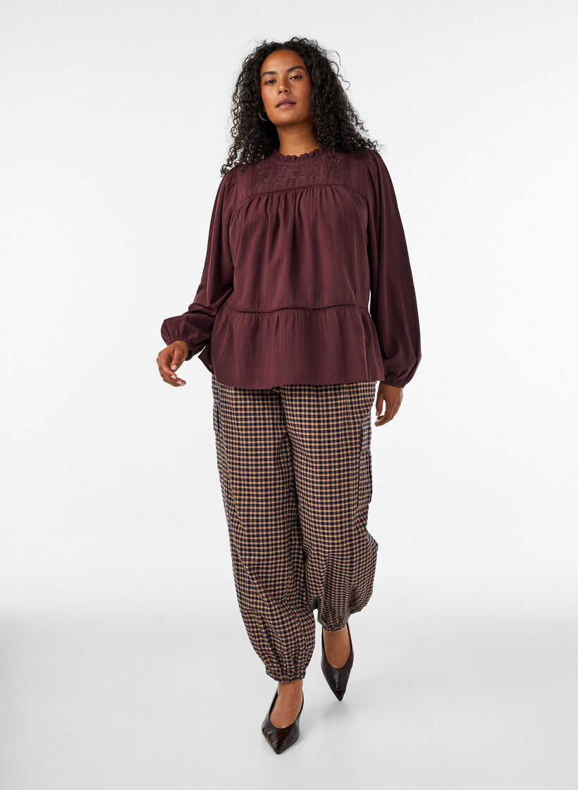 Bluse med broderi og hullbrodert kant, M&oslash;rk Bordeaux, Model image number 1