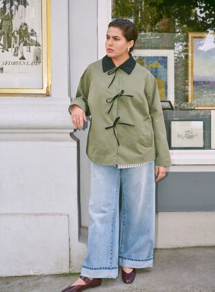 Zizzi Jakke med sløjfer, , Model