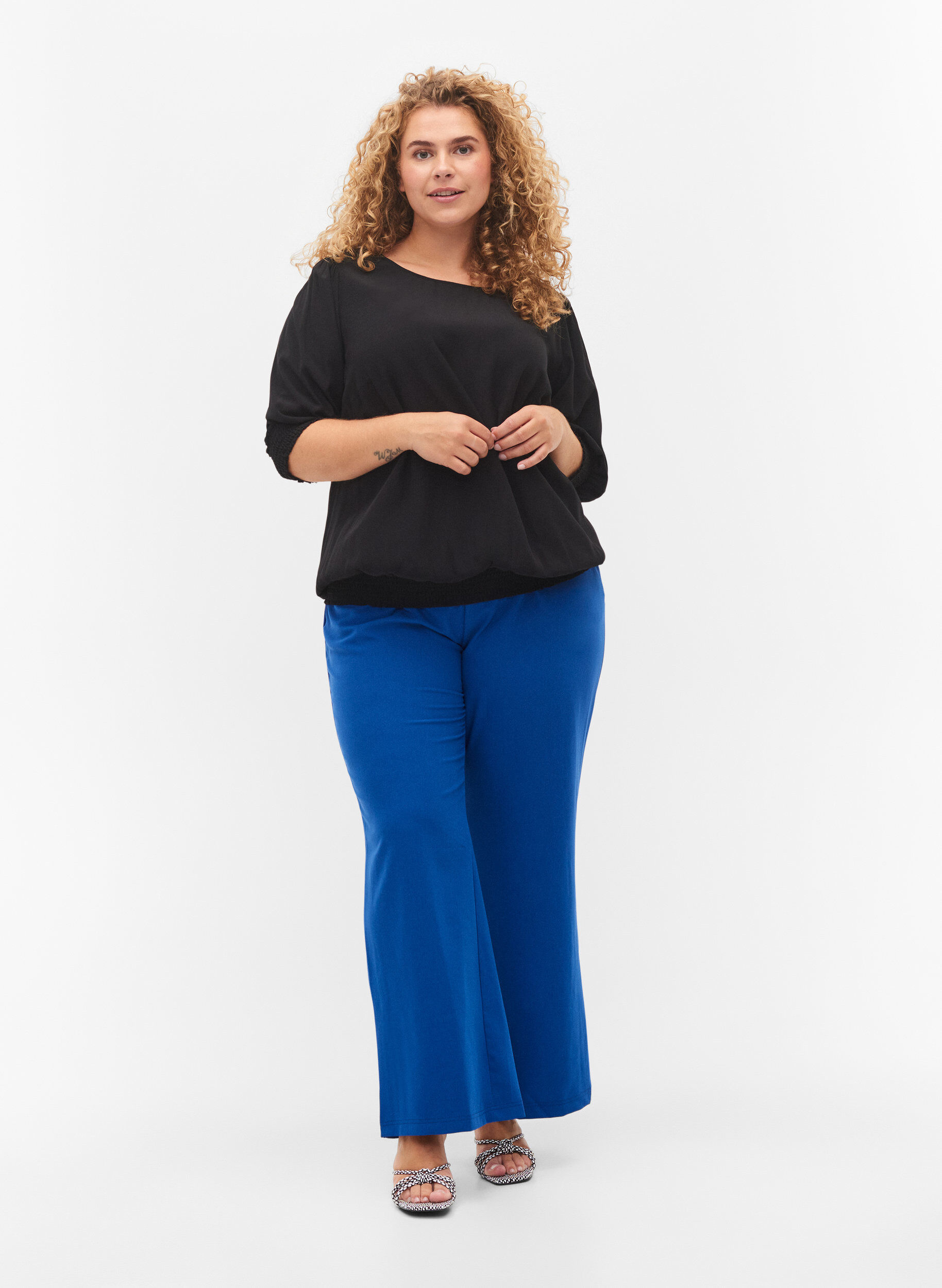 Zizzi Ensfarget viskosebluse med ballongeffekt, Black, Model image number 2