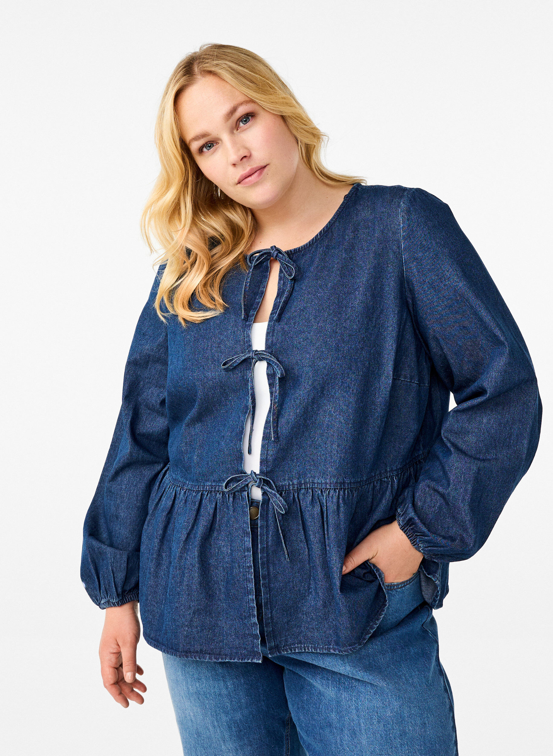 Zizzi Peplumbluse i denim med sn&oslash;ring, Bl&aring;, Model image number 0