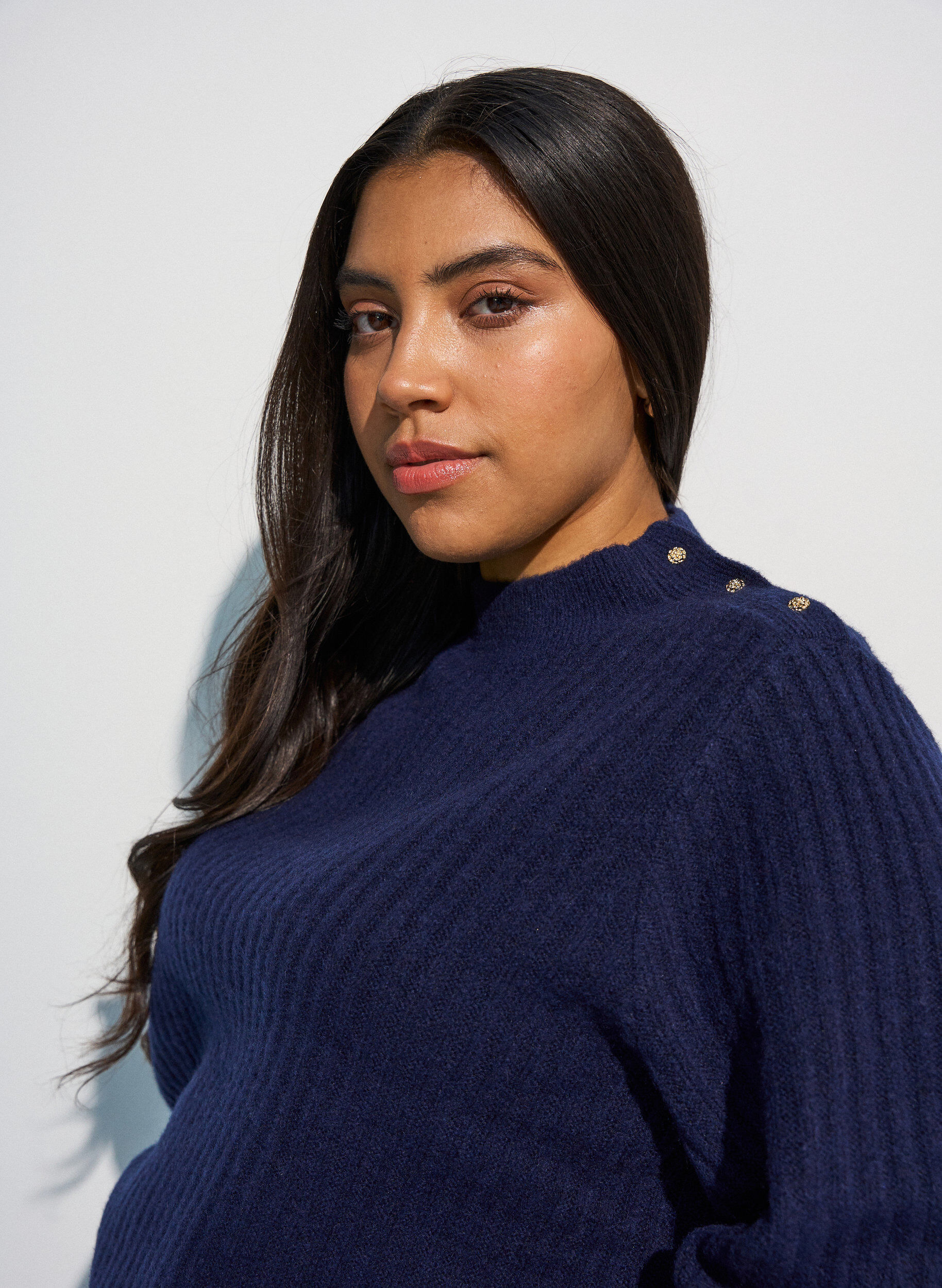 ZizziRibbestrikket genser med puffede ermer og knapper, Bl&aring;, Model image number 3